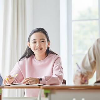 教室裡的一個女孩說話了。
