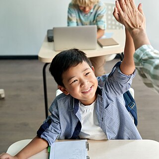 教室裡的一個男孩向老師打了五分。
