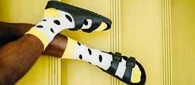 Schwarze Birkenstocks, gelbe Socken