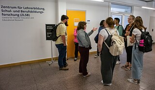 Sommerakademie 2024 - Rundgang durch das Zentrum für Lehrerbildung, Schul- und Berufsbildungsforschung (ZLSB) der TU Dresden