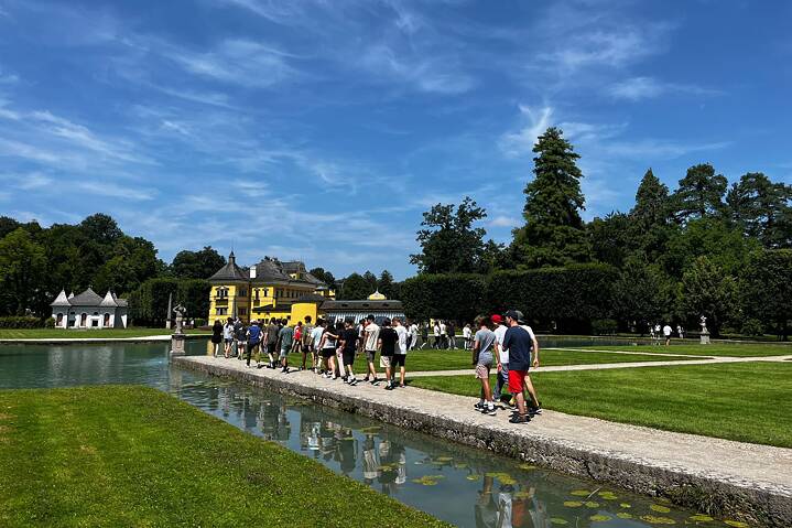 Jugendliche in einem Schlosspark