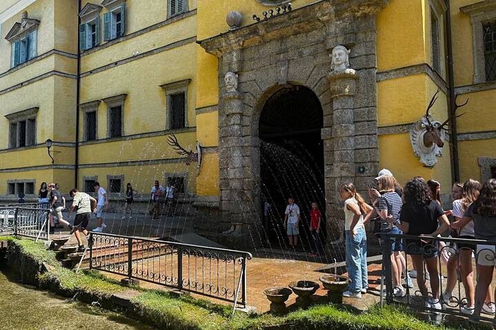 Jugendliche bei den Wasserspielen im Schloss.