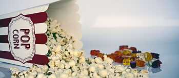 Popcorn und Gummibärchen liegen verstreut.