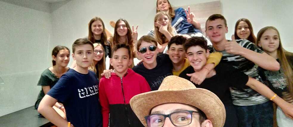 Eine Gruppe Jugendlicher beim Selfie