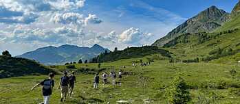 Jugendliche wantern in den Alpen.