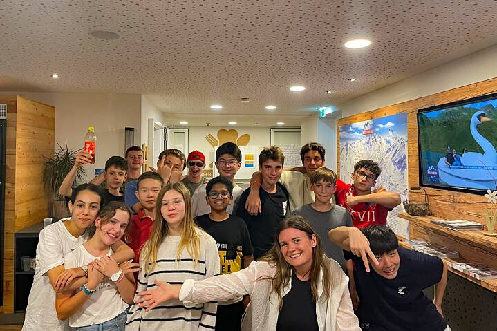 Jugendliche posen für ein Foto.