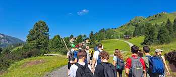 Jugendliche beim Wandern in den Alpen