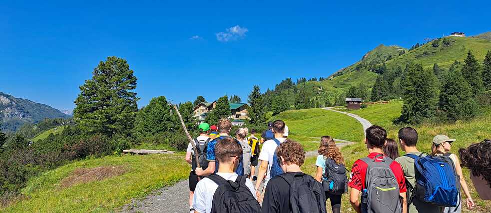 Jugendliche beim Wandern in den Alpen