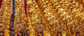 Glänzende Oscar Trophäen stehen nebeneinander