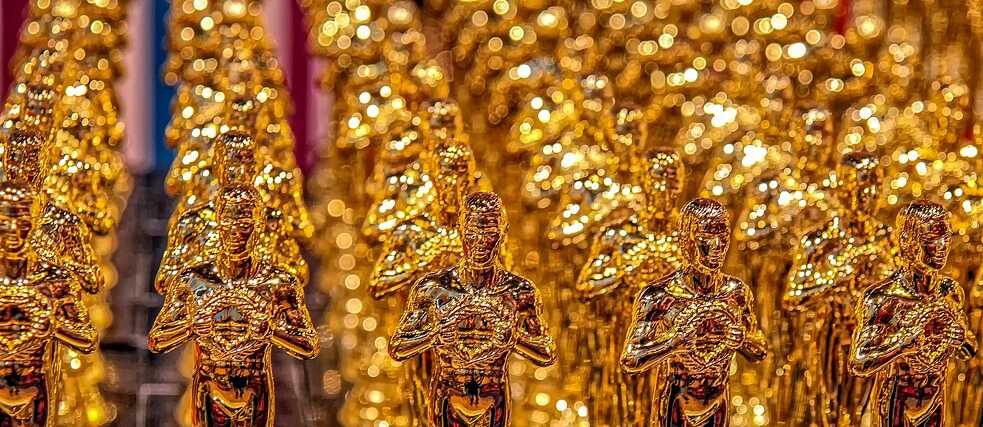 Glänzende Oscar Trophäen stehen nebeneinander