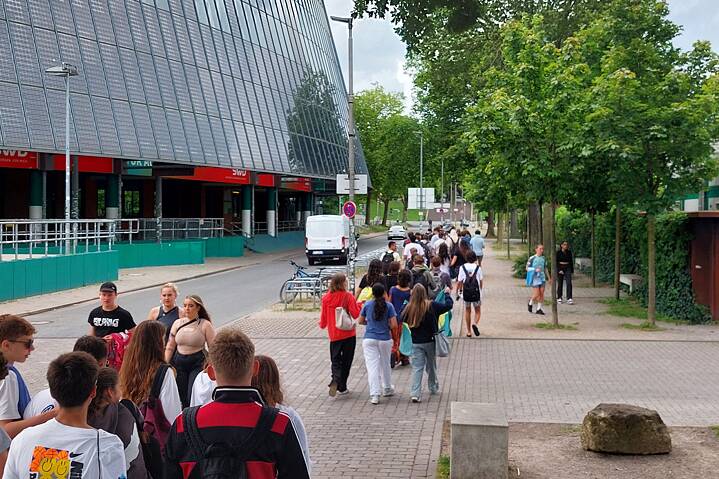 Jugendliche auf einer Straße.