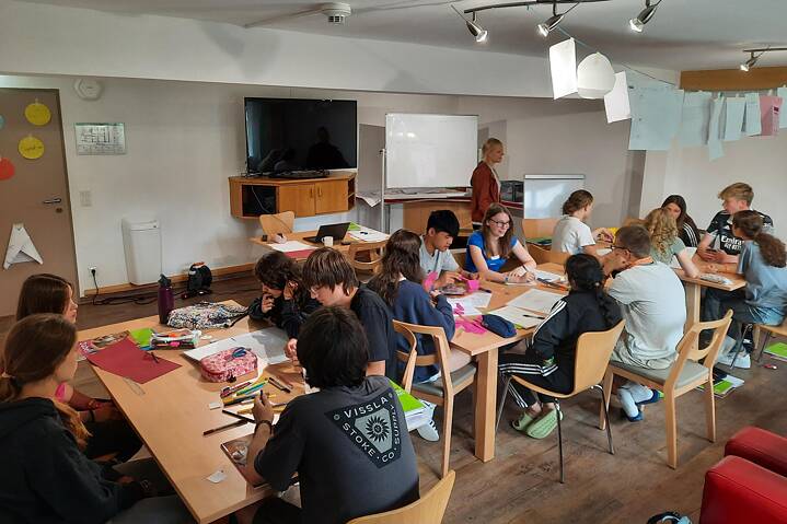 Jugendliche in einem Klassenzimmer arbeiten und lernen konzentriert.