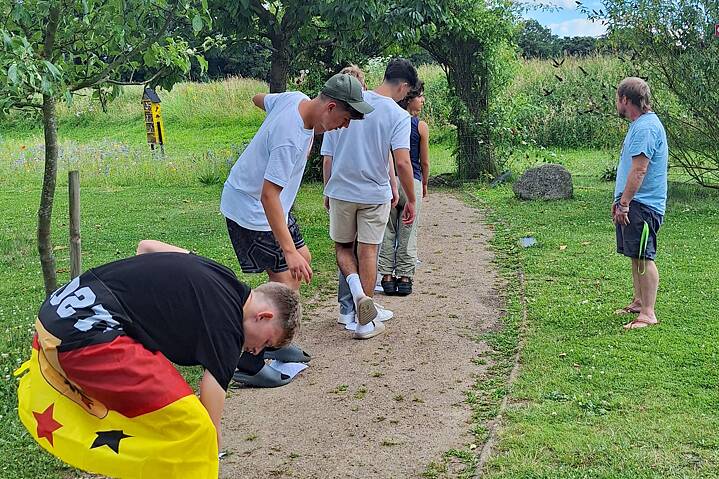 Jugendliche balancieren auf einem befestigten Weg.