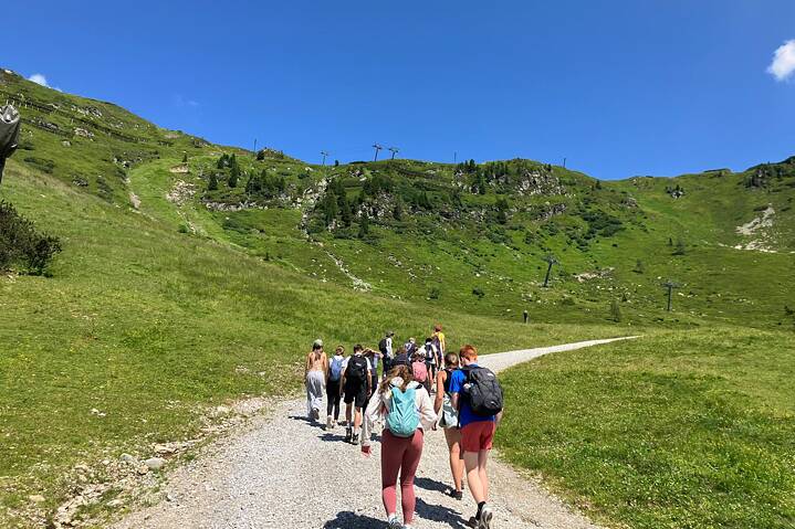 Jugendliche beim Wandern in den Alpen.