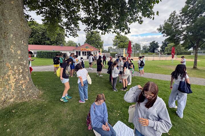 Jugendliche in einem Park, sie wirken müde.