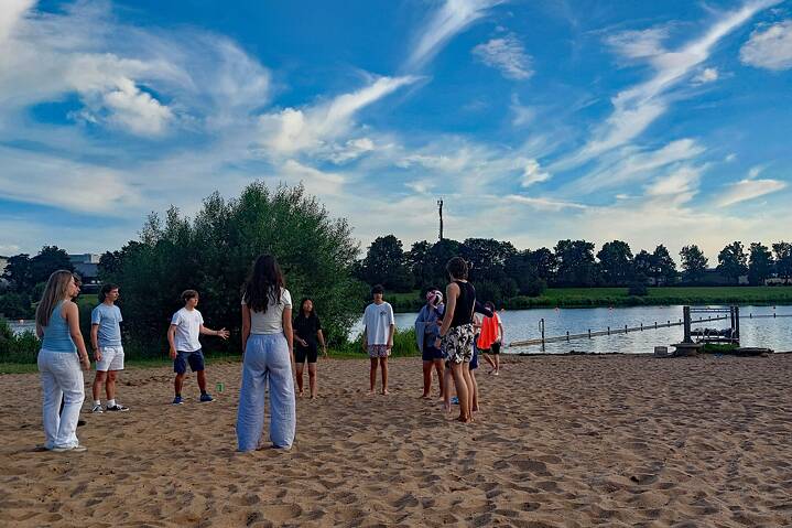 Jugendliche spielen Volleyball.