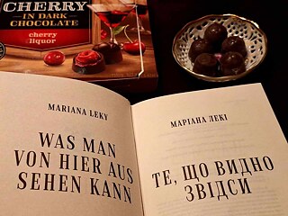 Книга на столі поряд з цукерками