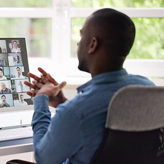 Persona en l'ordinador 