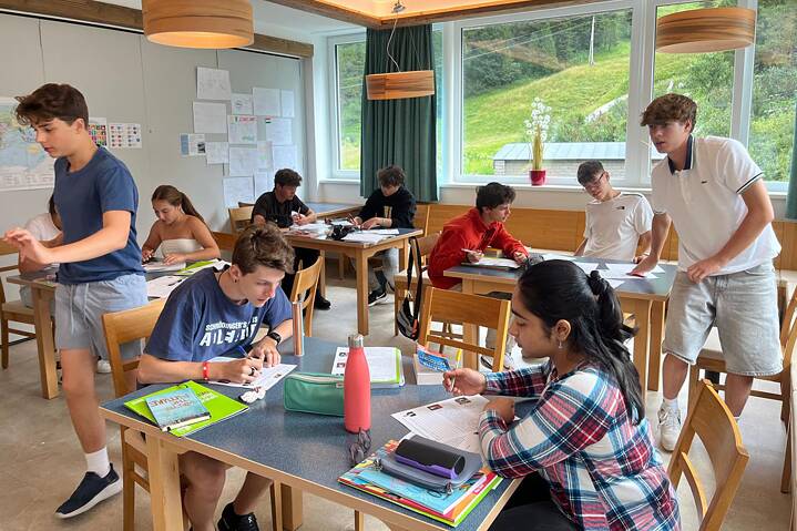 Jugendliche in einem Klassenzimmer arbeiten konzentriert.