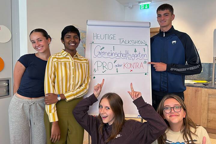Jugendliche vor einer Flipchart