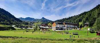 YA-Camp in Obertauern vor einer imposanten Bergkulisse