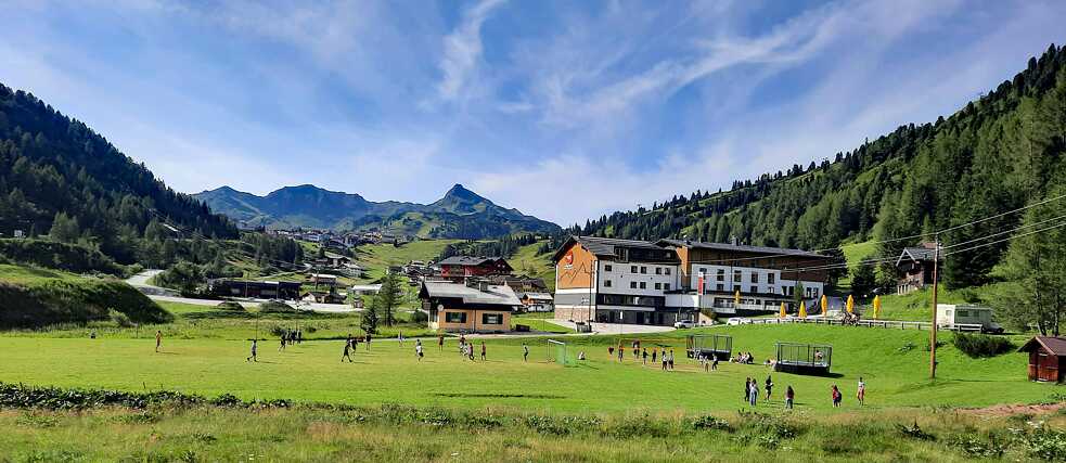 YA-Camp in Obertauern vor einer imposanten Bergkulisse
