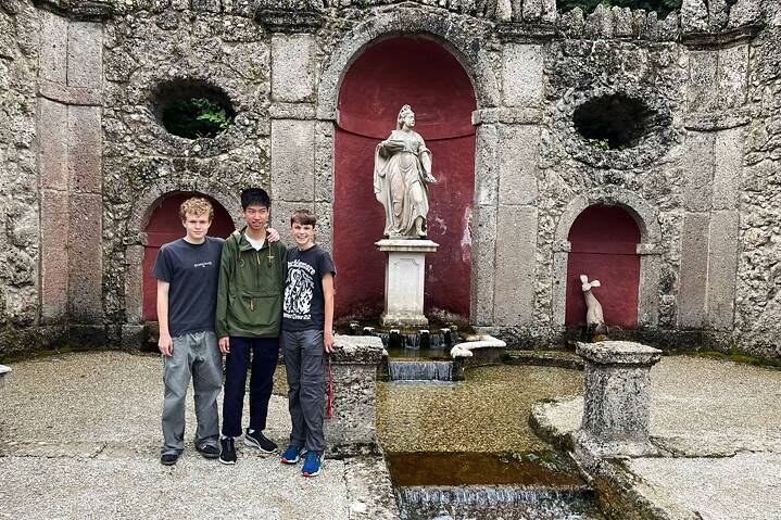 Drei Jugendliche vor dem Eurydikebrunnen