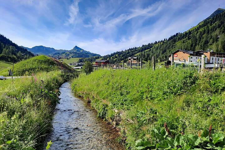 Camp in Obertauern vor einer imposanten Bergkulisse
