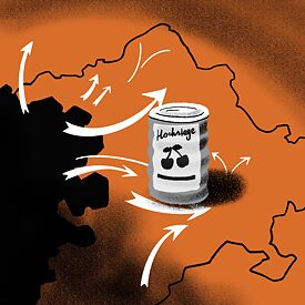 Бляшанка, що стоїть наче на мапі воєнних дій та витримує удари