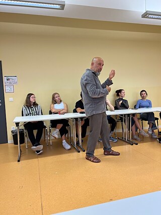 Підлітки проходять семінар з кіномайстеності