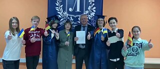 Die Schüler, die Deutschlehrerin und der Direktor des Lyzeums