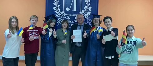 Учні, викладачка і діректор ліцею