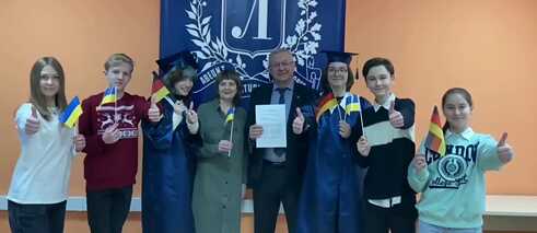 Учні, викладачка і діректор ліцею