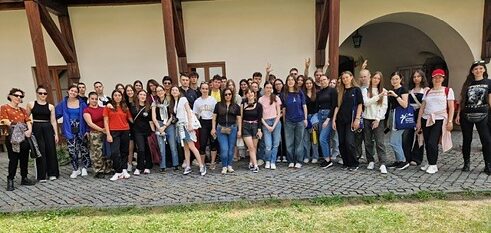 Учасники табора перед будівлею