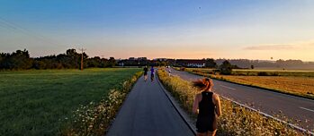 Jugendliche joggen im Sonnenaufgang.