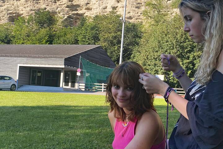 Zwei Jugendliche sitzen zusammen und basteln.