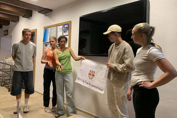 Jugendliche präsentieren ein Plakat.