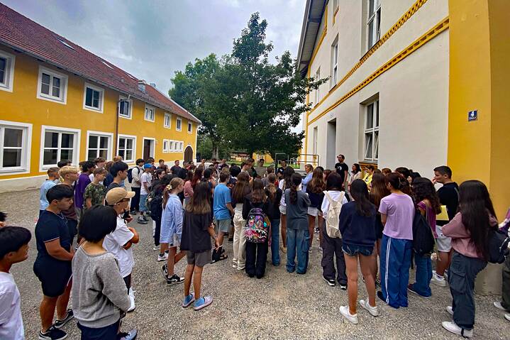 Jugendliche versammelt vor Schloss Stein