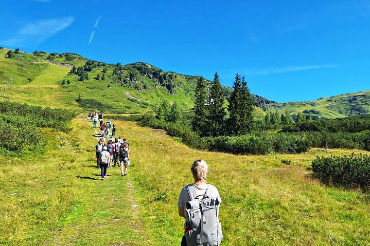 Jugendliche auf einem Wanderpfad in den Bergen