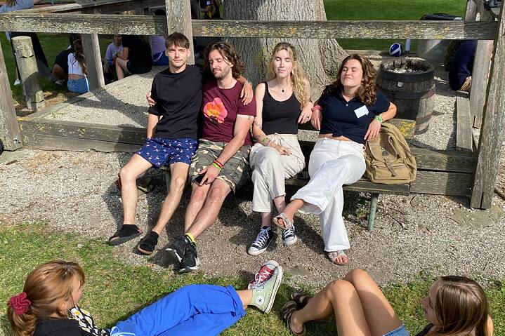 Junge Erwachsene entspannen.