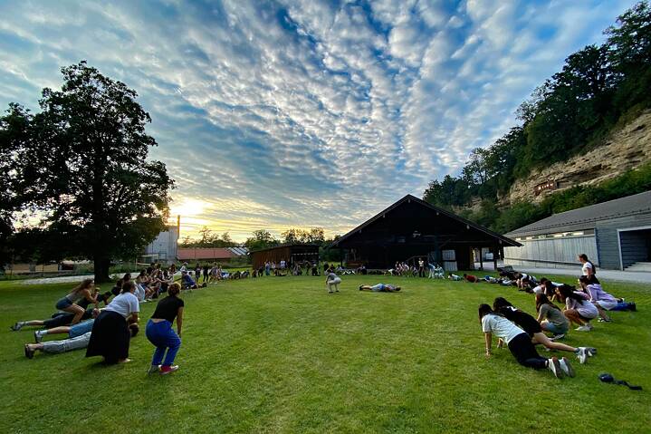 Jugendliche spielen auf einer Wiese.