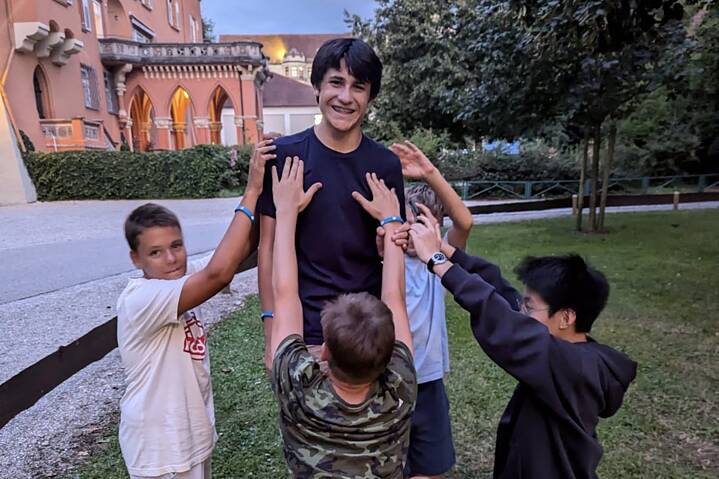 Vier Jugendliche posieren für ein Foto.