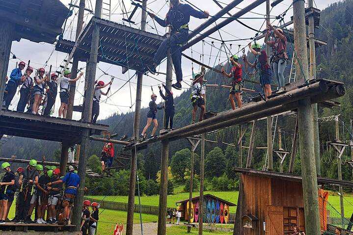 Jugendliche in einem Hochseilgarten