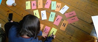 Die Jugendlichen beschriften die Kärtchen