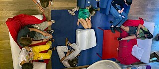 Jugendliche knüpfen Freundschaftsbänder.