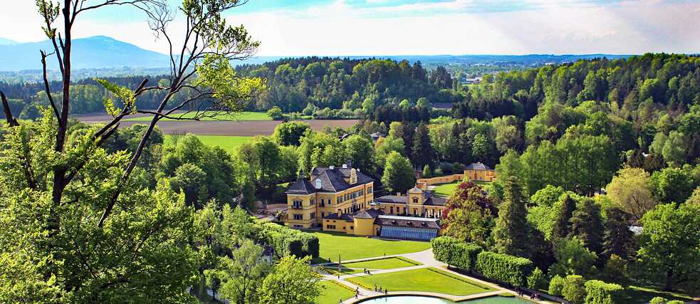 Blick auf Schloss Hellbrunn und dem prächtigen Park von oben.