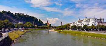 Blick auf Salzburg und die Salzach, mit der Müllner Kirche im Hintergrund
