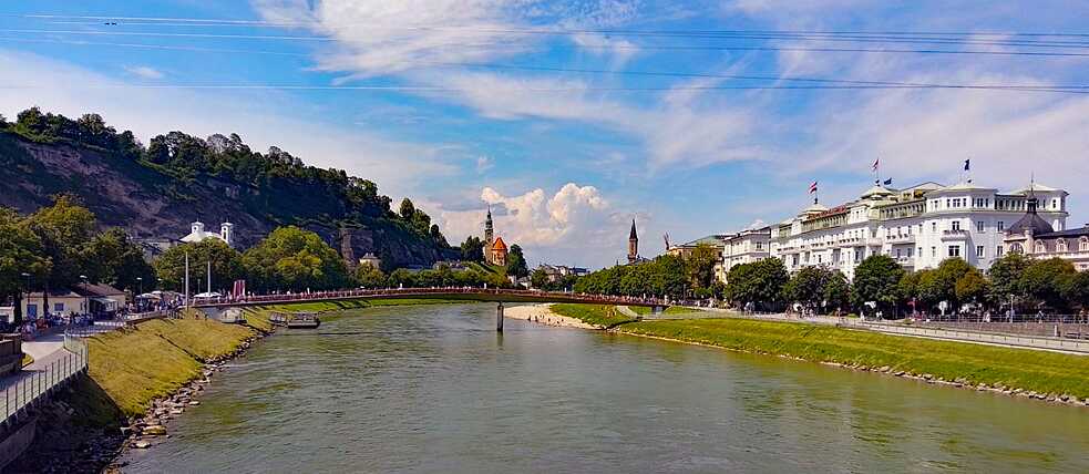 Blick auf Salzburg und die Salzach, mit der Müllner Kirche im Hintergrund