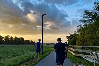 Jugendliche laufen in die Morgensonne.