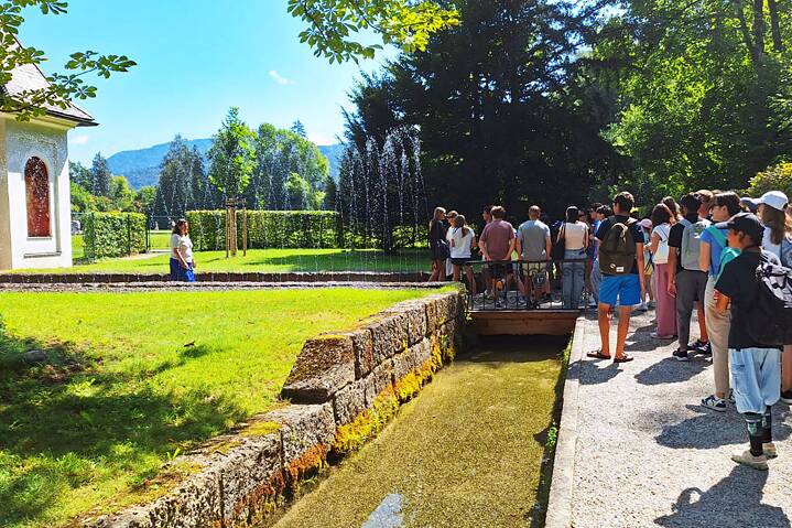 Jugendliche bei den Wasserspielen von Schloss Hellbrunn